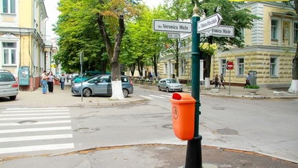 В столице установлен указатель улиц с цветами и урной