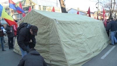 Коммунисты устанавливают палатки у миссии Евросоюза