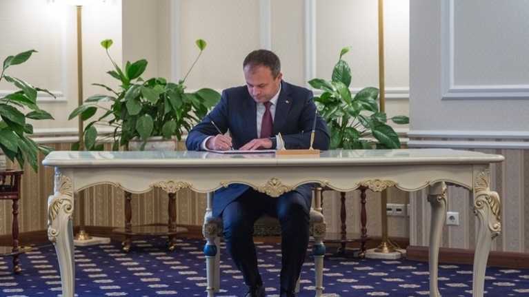 Андриан Канду временно заменит президента для подписания указов о назначении новых министров