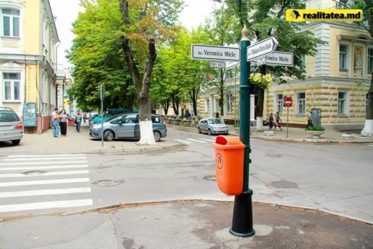 В столице установлен указатель улиц с цветами и урной