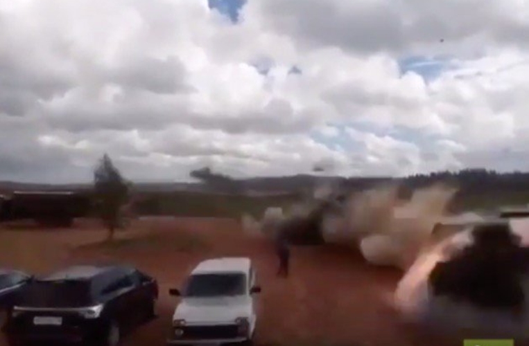 Российский вертолет нанес авиаудар по журналистам (ВИДЕО) (обновление)