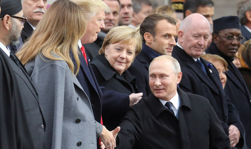 Путин и Трамп поприветствовали друг друга у Триумфальной арки в Париже