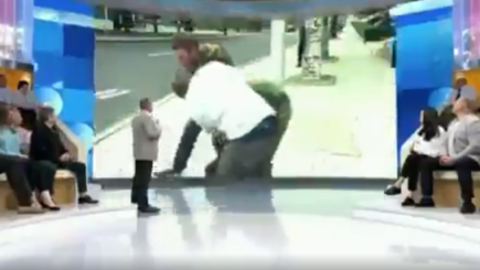 Российского корреспондента избили в прямом эфире. Видео