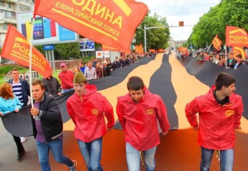 Гигантская Георгиевская лента развёрнута в Кишинёве