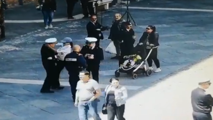 Гражданка Молдовы напала с ножом на офицера Береговой охраны Италии (ВИДЕО)