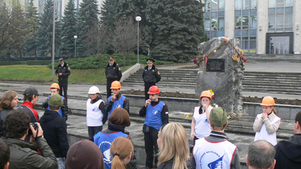 Лига русской молодежи организовала флеш-моб у камня «в память жертв советской оккупации»
