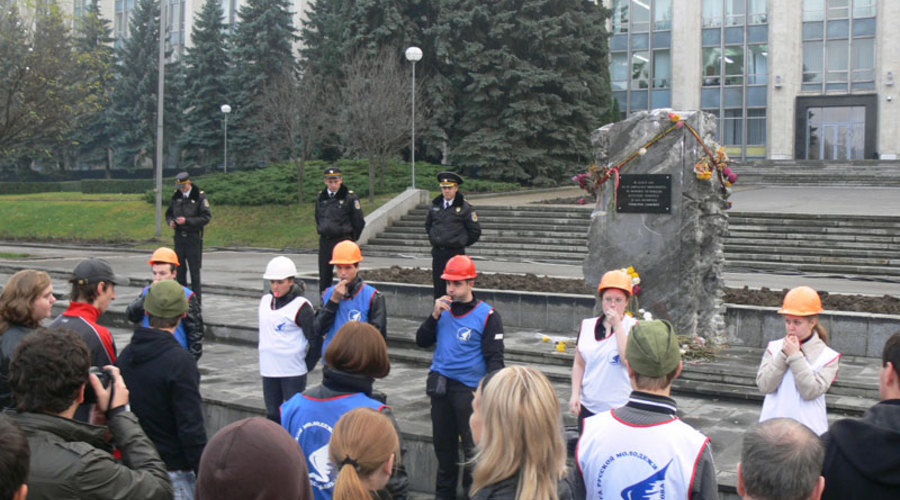 Лига русской молодежи организовала флеш-моб у камня «в память жертв советской оккупации»