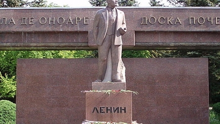 Безнаказанные надругательства над советскими памятниками.