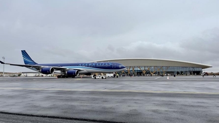 Принадлежащий AZAL самолет 