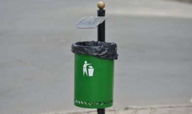 В Кишиневе устанавливают новые мусорные урны