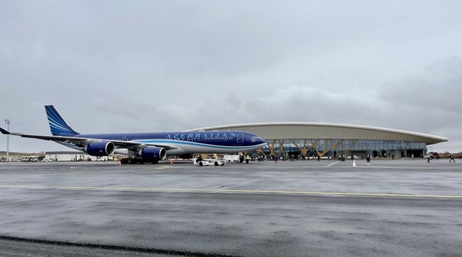 Принадлежащий AZAL самолет