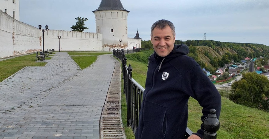 Октавиан Цыку на фоне Кремля