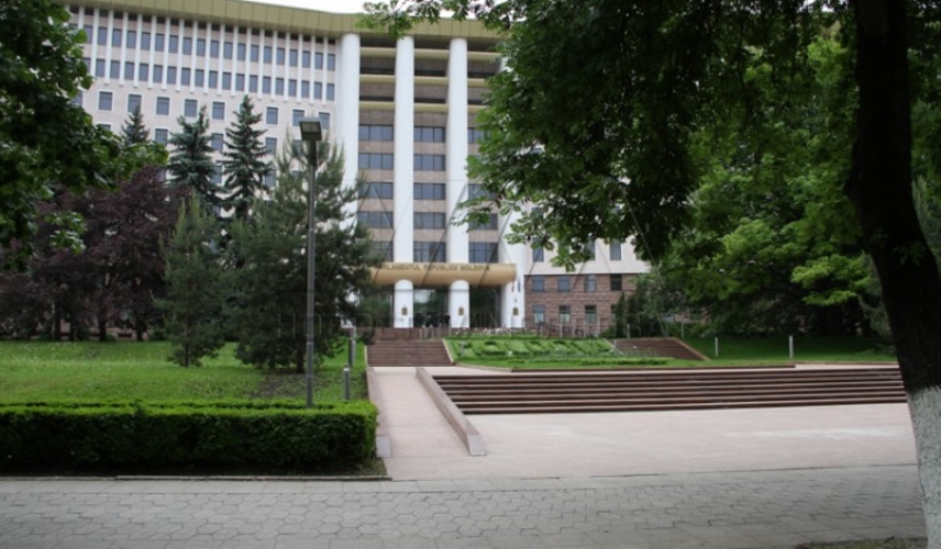 Весной и летом 2014 года парламент провёл 39 заседаний