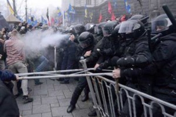 У Кабмина в Киеве начались стычки между митингующими и 