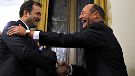 Траян Бэсеску наградил Влада Филата  национальным орденом Румынии