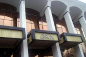 Парламент не заседает из за разногласий внутри правящего альянса.