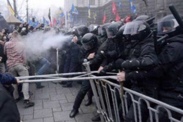 У Кабмина в Киеве начались стычки между митингующими и 