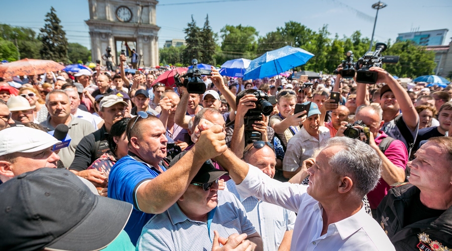 Первое сообщение Плахотнюка: Я улетел обезопасить семью. ДПМ в оппозиции, но по-прежнему сильна
