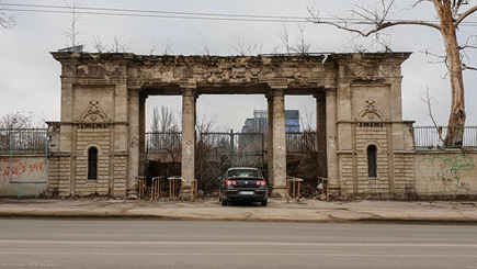 На развалинах советского стадиона по-прежнему кипят нешуточные страсти