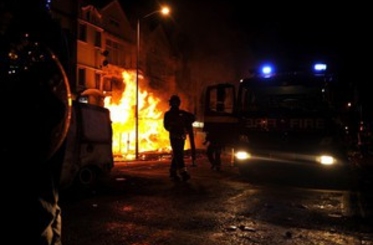 В англии беспорядки охватывают новые города.