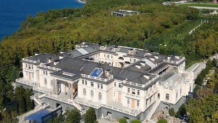 О том, как коммунальная квартира постсоветского человека раздувается до гигантского дворца