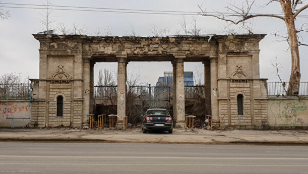 На развалинах советского стадиона по-прежнему кипят нешуточные страсти
