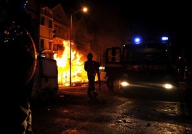 В англии беспорядки охватывают новые города.