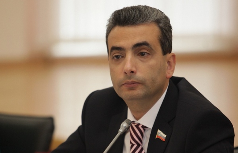 Страшно виноват этот Шлосберг. Лучше бы диссертацию списал или квартиру в Лондоне имел