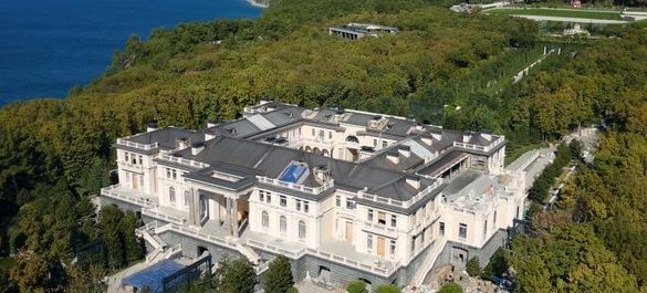 О том, как коммунальная квартира постсоветского человека раздувается до гигантского дворца