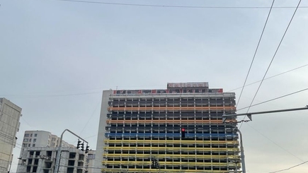 Как руины бывшей гостиницы выбрали для политических посланий. Очень символично!