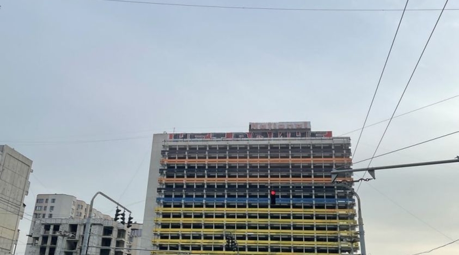 Как руины бывшей гостиницы выбрали для политических посланий. Очень символично!