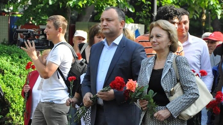 Социалисты возложили цветы к бюсту великого русского поэта Александра Сергеевича Пушкина