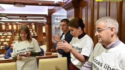 Заседание парламента было прервано группой журналистов