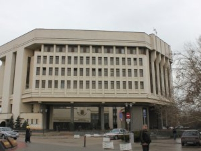 Неизвестные с автоматами ушли из-под парламента и Совмина Крыма