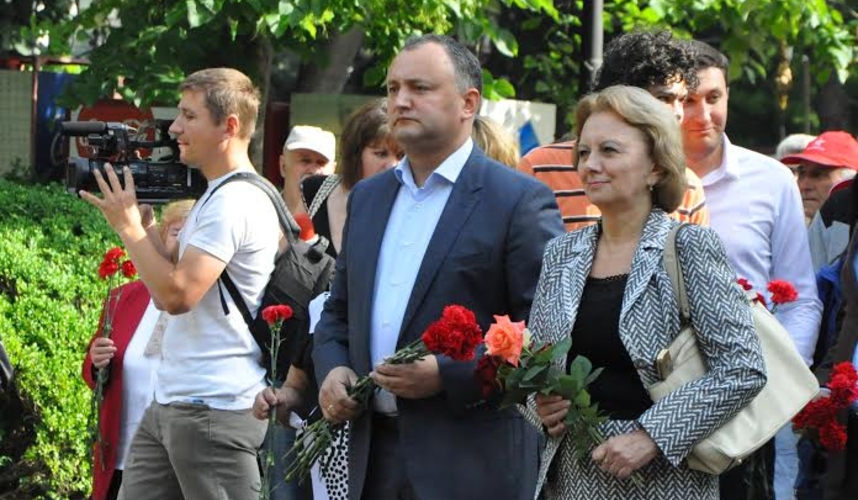 Социалисты возложили цветы к бюсту великого русского поэта Александра Сергеевича Пушкина