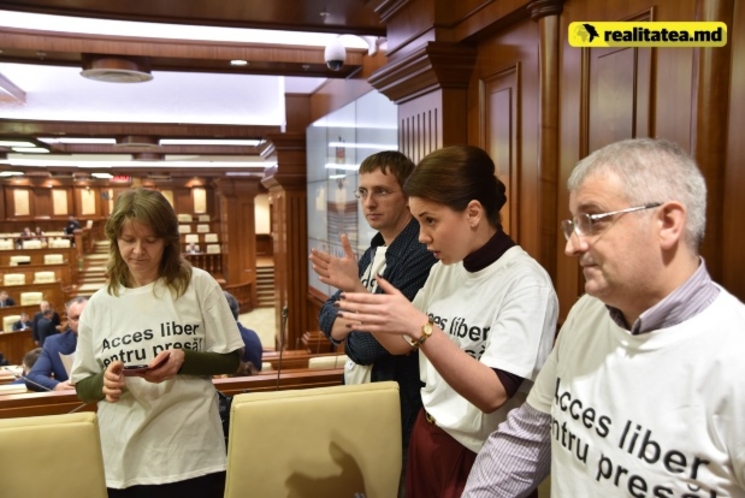Заседание парламента было прервано группой журналистов