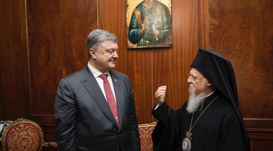 Порошенко: Константинополь начал процедуры для объединения украинской церкви