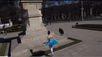 Балерина танцует у памятника Штефану чел Маре