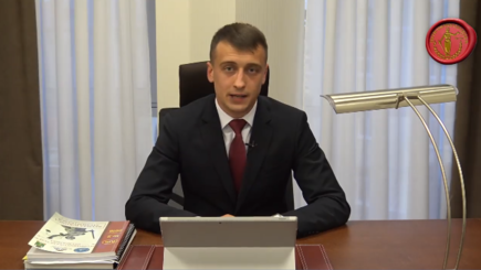 Într-un pas cu legea