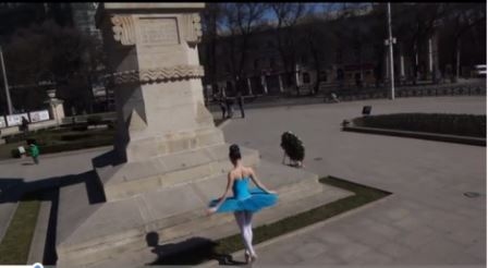 Балерина танцует у памятника Штефану чел Маре