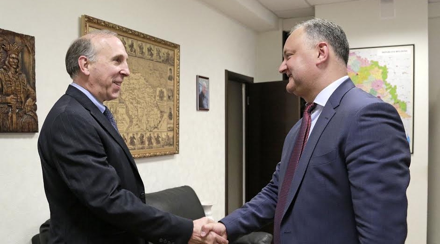 Додон предложил послу США вместе отстранять от власти олигархов