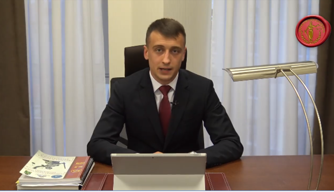 Într-un pas cu legea