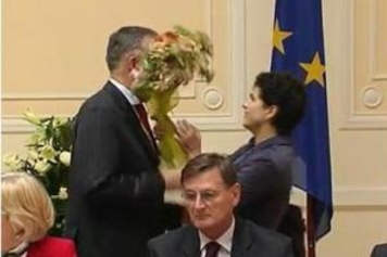 Букетом по лицу министра образования.