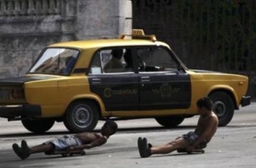 Впервые за 50 лет кубинцам разрешено покупать и продавать автомобили.