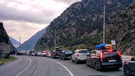 Из-за сотен тысяч бегущих из России мужчин на пограничном переходе 