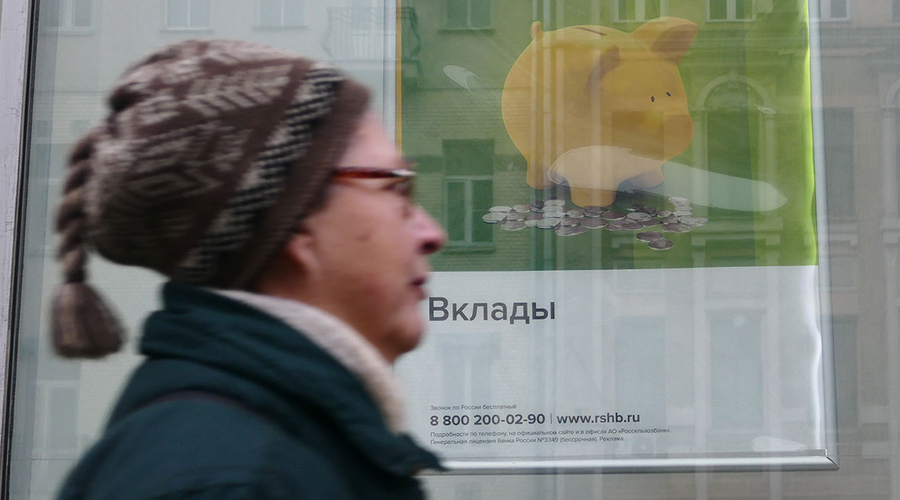 Россияне продолжили забирать валюту из банков четвертый месяц подряд