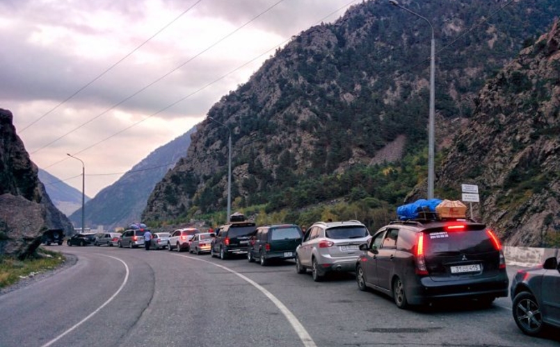 Из-за сотен тысяч бегущих из России мужчин на пограничном переходе 