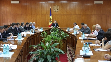 После наводнения 2010 в районе Хынчешть ещё около 300 семей без жилья.