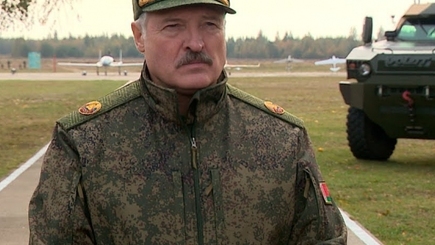 “Раздадим оружие каждой семье”: Лукашенко готовит Беларусь к войне