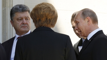 Путин и Порошенко пожали друг другу руки на встрече в Нормандии